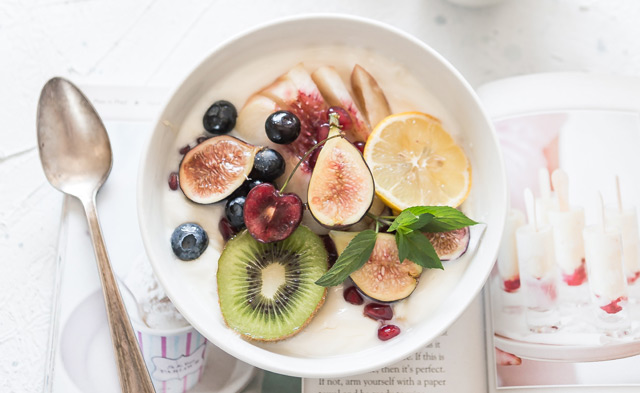 Healthy breakfast bowl with fruit and yogurt